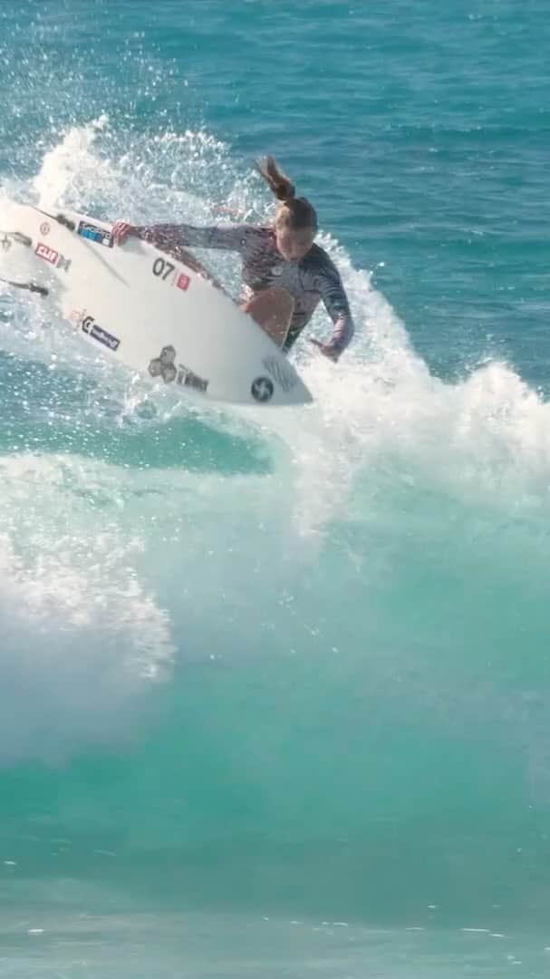レイキー・ピーターソンのインスタグラム：「I was fortunate enough to get away and enjoy some fun waves with a great crew in Cabo. It has been an epic year to work on certain aspects of my surfing and to simply HAVE FUN. 🎥 @noahjm22 MUSIC - @olihazard」