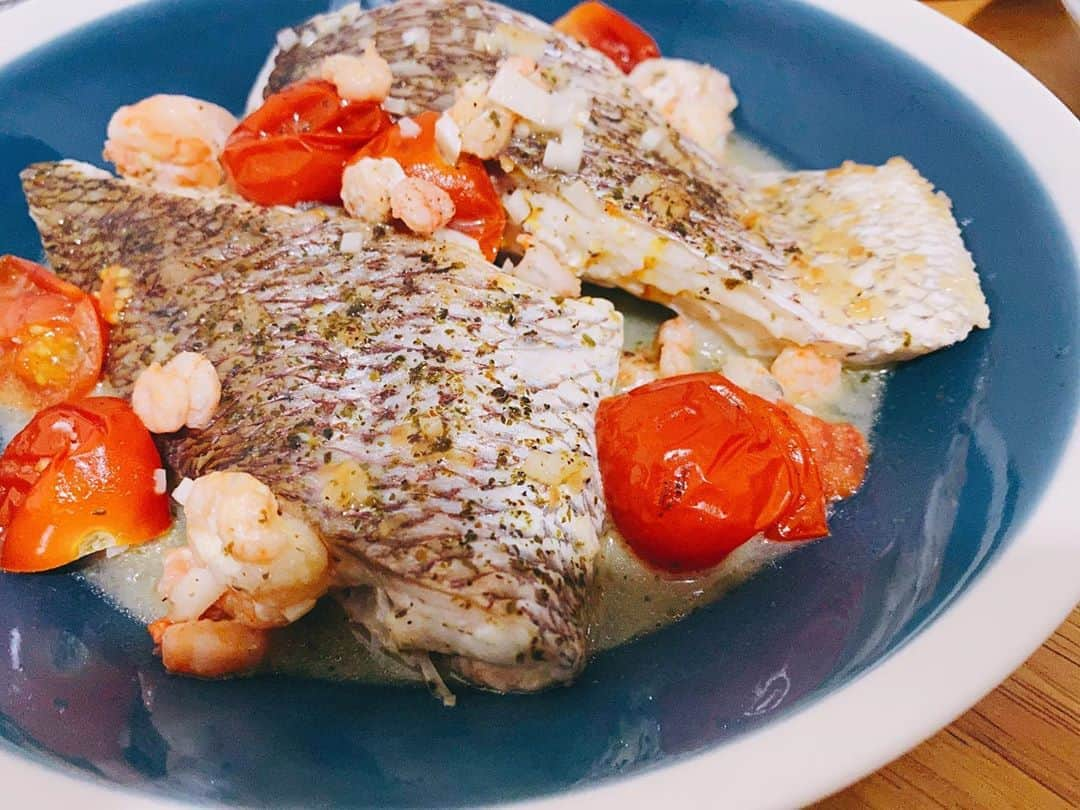 松元絵里花さんのインスタグラム写真 - (松元絵里花Instagram)「* 昨日の夕食は、 鯛のアクアパッツァ🐟 アサリをすっかり忘れてた🤦🏻‍♀️（笑） でもおいしかった❤️ #料理#夕食#献立#洋食#自炊 #おうちごはん#家メシ #ちゃんまつ食堂#erika」9月21日 7時37分 - matsumoto_erika