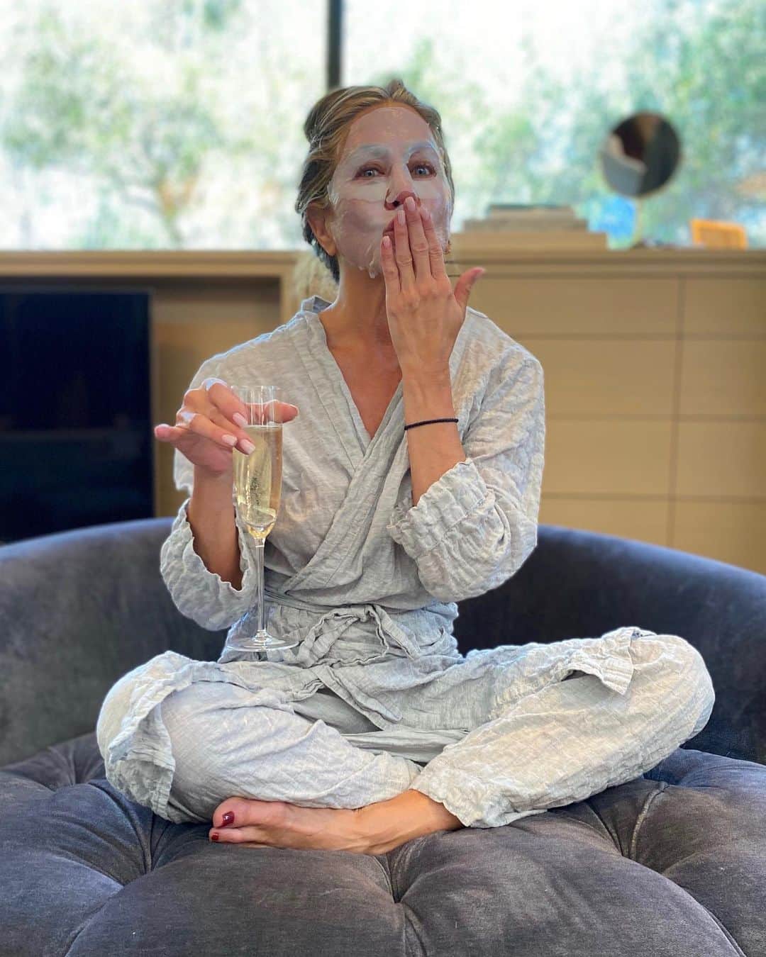 のインスタグラム：「Emmys prep... in my other mask 😷🥂 ⠀ ⠀ Congratulations to the nominees and all of the amazing performances we’ve seen this year 👏🏼👏🏼🥳❤️」