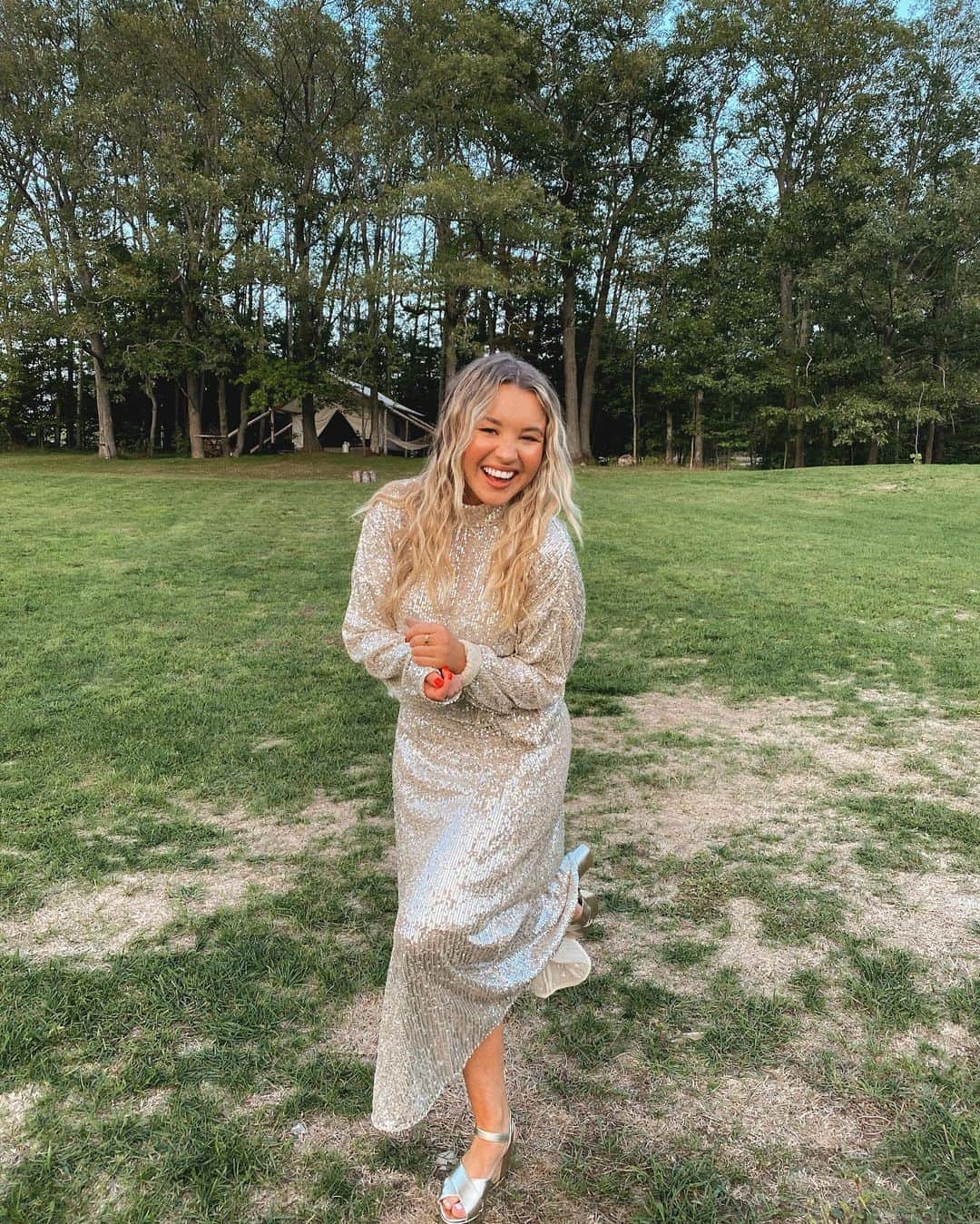 トーリ・ウェブスターのインスタグラム：「we’re already dressed up for New Years Eve 🍾🥂because let’s be honest, we’re beyonddd ready for 2021 🙃 thankful for my @chattershairsalon family for bringing me some special glamping memories last week (that are truly the highlight of my year) 🥺❤️」