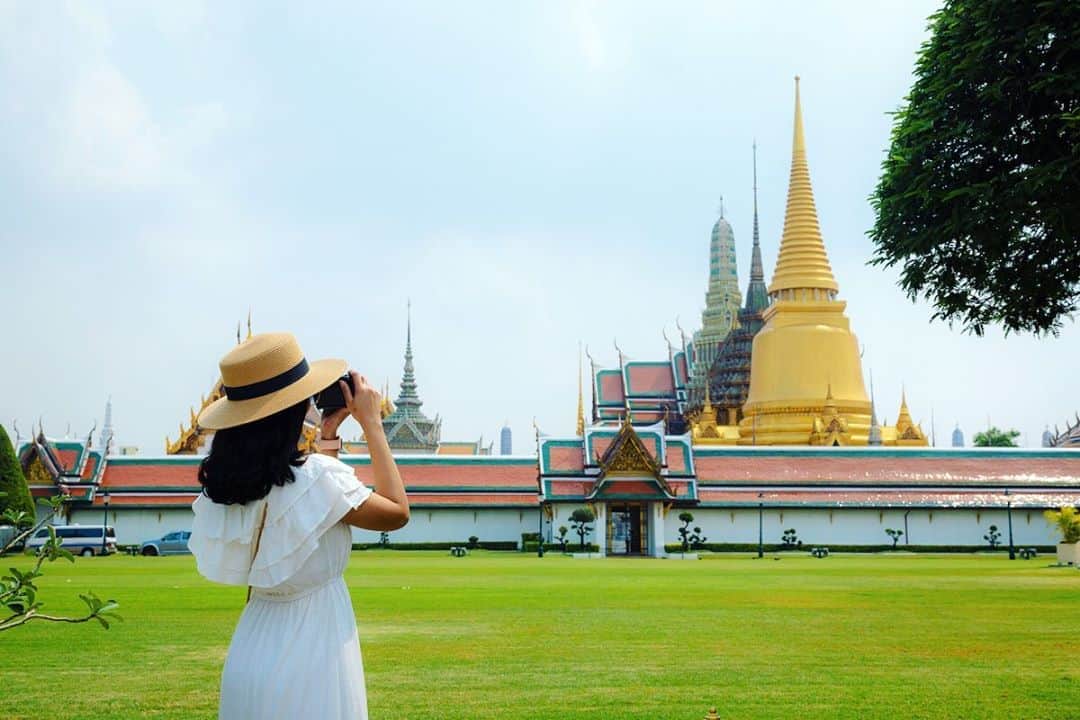 タイ国政府観光庁さんのインスタグラム写真 - (タイ国政府観光庁Instagram)「・﻿ ／﻿ ワット・プラ・ケオから﻿ おはようございます☀️﻿ ＼﻿ ﻿ 本日は、「エメラルド寺院」の愛称も持つ「ワット・プラ・ケオ」の写真をお届け📸﻿ ﻿ 1782年に建てられたワット・プラ・ケオは、タイで最も美しい寺院と称されます👏黄金の仏塔には、“仏陀の遺骨”である「仏舎利」が納められているんです💁﻿ ﻿ この寺院最大の目玉は、愛称にもある翡翠でできた「エメラルドブッタ」✨年に3回、衣替えも行われるんですよ🙏💚﻿ ﻿ 今週も体調に気をつけながら、1週間がんばりましょう😊﻿ ﻿ #今週も頑張ろう #タイ #バンコク #ワットプラケオ #タイ寺院 #お寺巡り #お寺好きな人と繋がりたい #歴女 #こんなタイ知らなかった #はじめてのタイ #もっと知りタイ #タイ旅行 #バンコク旅行 #旅好きな人と繋がりたい #旅行好きな人と繋がりたい #海外旅行 #女子旅 #タビジョ #thailand #bangkok #bangkoktrip #watphrakaeo #temple #amazingthailand #thailandtravel #thailandtrip #thai #thaistagram #lovethailand #girlstrip」9月21日 7時44分 - amazingthailandjp