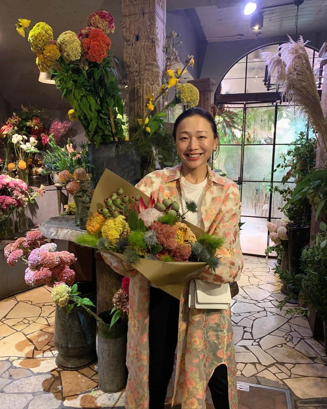 黒沢祐子さんのインスタグラム写真 - (黒沢祐子Instagram)「・ ・ エッヂのあるステキなbouquet💐　　 @flowernoritake さんが作ってくれました  名古屋テレビ塔近くにあるステキなフラワーショップ 独特な世界観に吸い込まれる  テレビ塔近くは沢山のshopのオープンで 賑わっていました 今日も明日も　@flowernoritake はオープンしているので名古屋の方はぜひ 今日も朝から市場で入荷したお花たちが仲間入り だそうです😌  しかし昨夕の夕焼けが綺麗だったなぁ ・ ・ #life #work #yukowedding  #出張 #flowernoritake  #和製ジョニーデップ😂 @slow_patisserie さんの念願のモンブランにもありつけた♡」9月21日 7時48分 - yukowedding