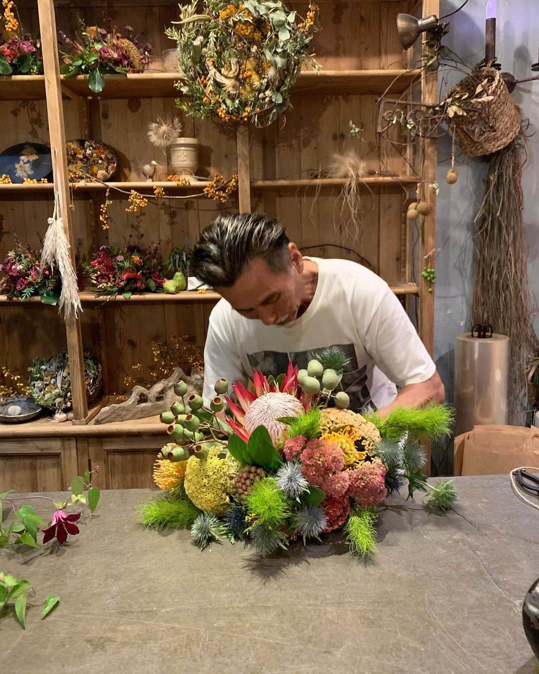 黒沢祐子さんのインスタグラム写真 - (黒沢祐子Instagram)「・ ・ エッヂのあるステキなbouquet💐　　 @flowernoritake さんが作ってくれました  名古屋テレビ塔近くにあるステキなフラワーショップ 独特な世界観に吸い込まれる  テレビ塔近くは沢山のshopのオープンで 賑わっていました 今日も明日も　@flowernoritake はオープンしているので名古屋の方はぜひ 今日も朝から市場で入荷したお花たちが仲間入り だそうです😌  しかし昨夕の夕焼けが綺麗だったなぁ ・ ・ #life #work #yukowedding  #出張 #flowernoritake  #和製ジョニーデップ😂 @slow_patisserie さんの念願のモンブランにもありつけた♡」9月21日 7時48分 - yukowedding