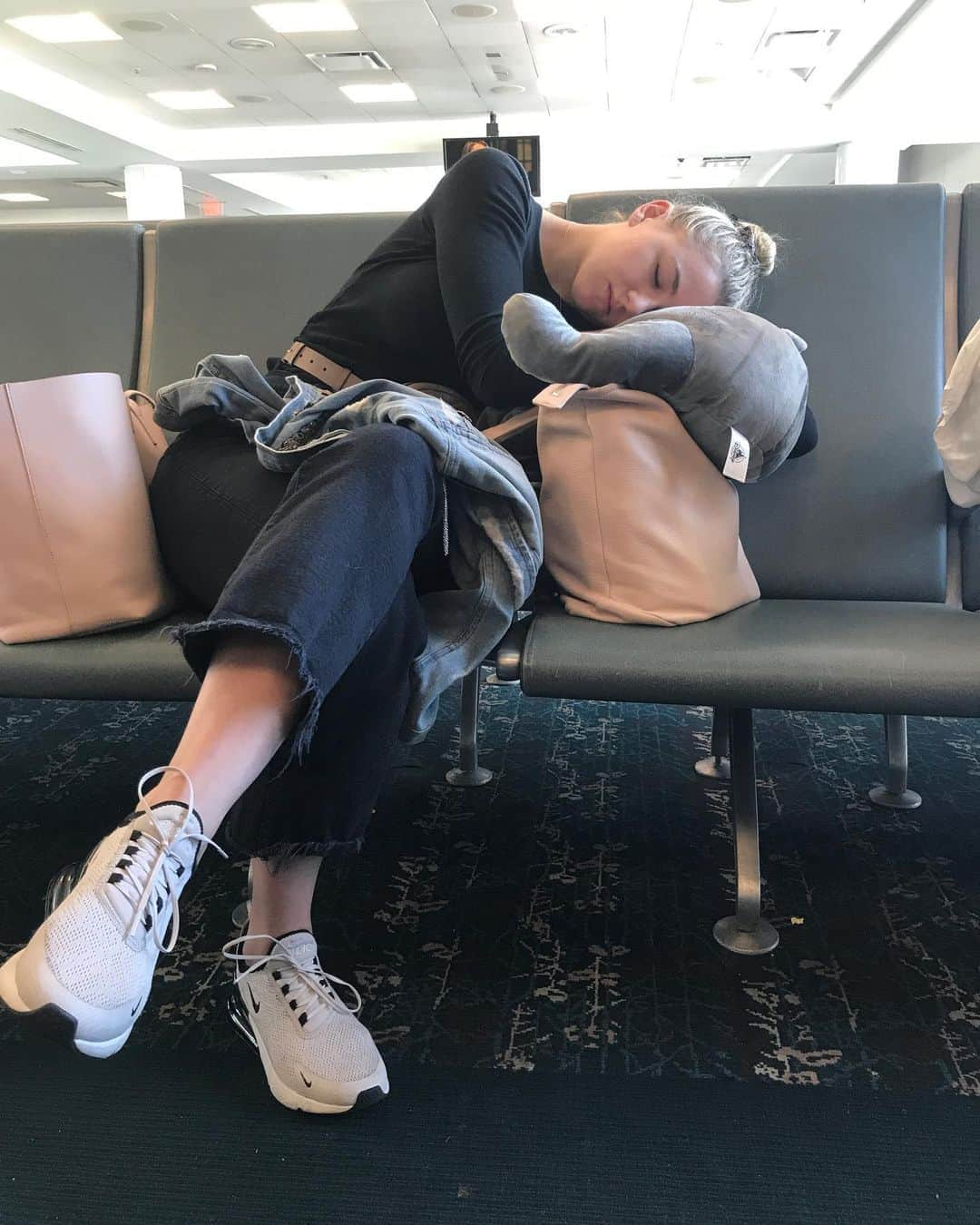 クロエ・ルーカジアックさんのインスタグラム写真 - (クロエ・ルーカジアックInstagram)「Remember that time I got mono during midterm week, then flew to Florida for spring break & spent most of the time laying in my room, only to fly back to Malibu and get kicked off campus 3 days into the second half of the semester & then flew to Pittsburgh with two weeks worth of clothes packed & ended up staying for months because we went into lockdown from a global pandemic? Yeah, me too. (All of the photos above are of me dying from mono, not covid.)」9月21日 7時51分 - chloelukasiak