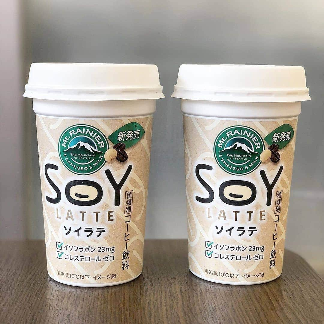 4meee!さんのインスタグラム写真 - (4meee!Instagram)「＼マウントレーニアから新作のソイドリンクが登場☕／﻿ ﻿ コンビニで買えるマウントレーニア☕﻿ ﻿ お仕事やリラックスタイムのお供にもぴったりで、ついつい買っちゃうついつい飲んじゃう、なんて人も♡﻿ ﻿ そんなマウントレーニアからソイが期間限定で登場！🌼﻿ ﻿ エスプレッソにたっぷりの豆乳を加えたソイラテ☺︎﻿ ﻿ コク深いエスプレッソに後味にソイがフワッと〜☺︎﻿ ﻿ SOYのOが大豆になってて可愛いデザインも必見です☺︎﻿ ﻿ ﻿ Photo by　﻿﻿ @m.sae2206 ﻿﻿ ﻿﻿ 流行りのアイテでムやスポットには　@4meee_com をタグ付けして投稿してください🎀﻿﻿ .﻿ #4MEEE#フォーミー#アラサー女子#女子力向上委員会﻿﻿ #ソイラテ#soylatte#soy#コーヒー#コーヒー飲料#大豆#新発売#マウントレーニア#mtrainier #マウントレーニアのある生活 #写真撮るのが好きな人と繋がりたい#新発売#期間限定#チルドドリンク」9月21日 8時00分 - 4meee_com