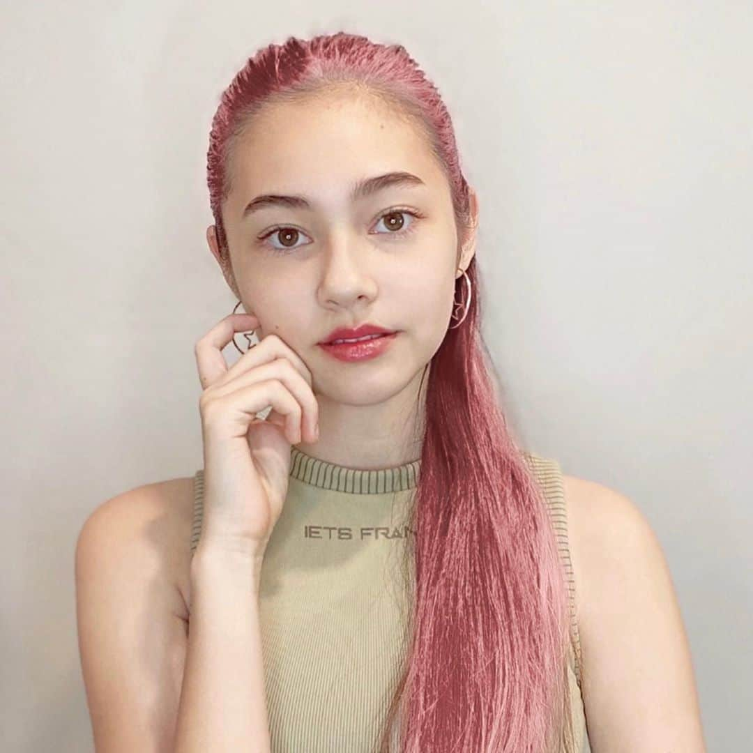 Eidaのインスタグラム：「My hair color! lol﻿ ﻿ お母さんがappで私の髪の色を変えて遊んでました！ハロウィンみたい🎃🧟‍♀️どれが似合うかな😹😹﻿ ﻿ ﻿ ﻿ ﻿ ﻿ ﻿ ﻿ ﻿ ﻿ #hairstyle #haircolor﻿ #中学2年生 ﻿ #髪色 #ポニーテール﻿  #14살　#롱헤어﻿ #공원 #헤어컬러﻿ #데일리룩 #머리색깔﻿」