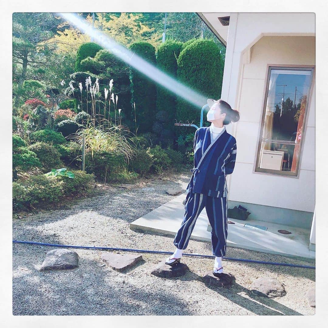 立花サキさんのインスタグラム写真 - (立花サキInstagram)「﻿ おはようございます🕊﻿ ﻿ ﻿ 眠すぎて、光線でてしまった。﻿ ﻿ ﻿ 嘘。笑﻿ ﻿ ﻿ ﻿ #秋は﻿ #もうすぐそこですね﻿ #タートルネックの時期﻿ #とっくり﻿ #ともいう﻿ #徳利﻿ ﻿ ﻿ #作務衣﻿ #作務衣モデル﻿ #作務衣女優﻿ #作務衣ビーム﻿ ﻿ ﻿ ﻿ #秋は﻿ #もうすぐそこですね﻿ #タートルネックの時期﻿ #とっくり﻿ #ともいう﻿ #徳利﻿ ﻿ ﻿ #作務衣﻿ #作務衣モデル﻿ #作務衣女優﻿ #作務衣ビーム﻿」9月21日 8時16分 - tachibanasakichaso