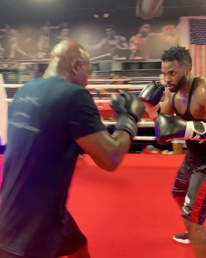 ジェイソン・デルーロのインスタグラム：「You almost got me 😂 @evanderholyfield」