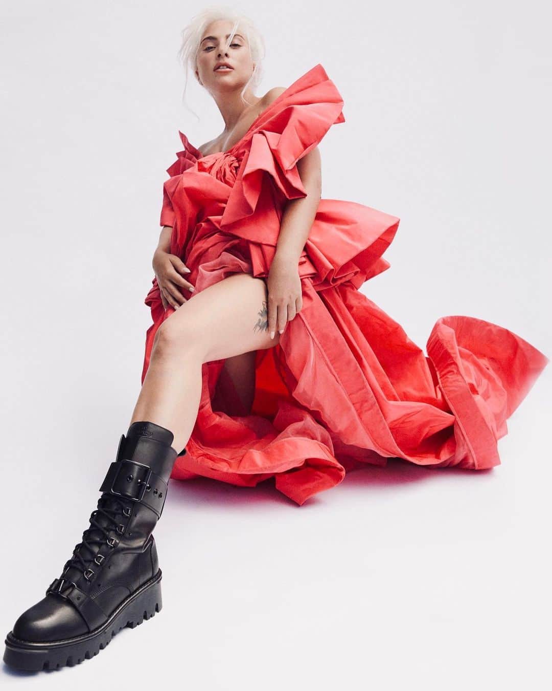ニコラ・フォルミケッティのインスタグラム：「GAGA FOR VALENTINO: VOCE VIVA  Photo: @ariellebobbwillis  Styling: Nicola Formichetti  Hair: @fredericaspiras  Make up @sarahtannomakeup   @maisonvalentino  @valentino.beauty  @pppiccioli   #Valentinovoceviva #valentinobeauty」