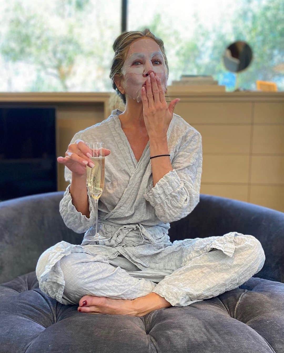 Just Jaredさんのインスタグラム写真 - (Just JaredInstagram)「@jenniferaniston shared a photo of her Emmys prep at home ahead of the big show. She’s nominated for “The Morning Show” this year! #JenniferAniston #Emmys #EmmyAwards Photo: @jenniferaniston」9月21日 8時28分 - justjared