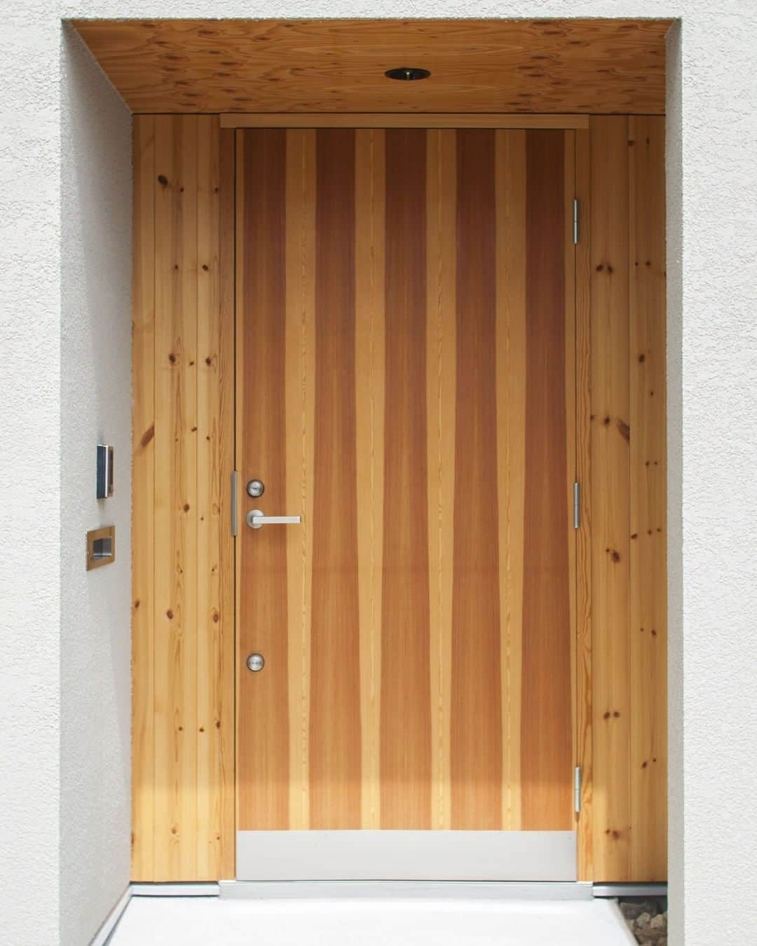 田中工務店／大阪／木の家さんのインスタグラム写真 - (田中工務店／大阪／木の家Instagram)「. モデルハウス-TIME-の木製玄関ドア。 同じ面の外壁を板張りにすることで、玄関ドアとの一体感がでますね。 . 暮らしのアイデア・写真は👇🏻のタグからどうぞ @tanaka.komuten #tanakakomuten_modelhouse #tanakakomuten_genkan . ----------------------------- 家を建てること、それはいい時間を手に入れることを。 @tanaka.komuten は大切な人との豊かな時間という価値を、設計士とつくる木の家づくりを通して、お客様に届けることを目的としている大阪北摂・吹田市にある工務店です。 この価値観と合う方はぜひフォローください🤲🏻✨ . #玄関ドア #木製玄関ドア #板張りの壁 #暮らしを楽しむ #シンプルな暮らし #インテリア雑貨 #木の家 #注文住宅大阪 #注文住宅 #北摂 #吹田市」9月21日 8時30分 - tanaka.komuten