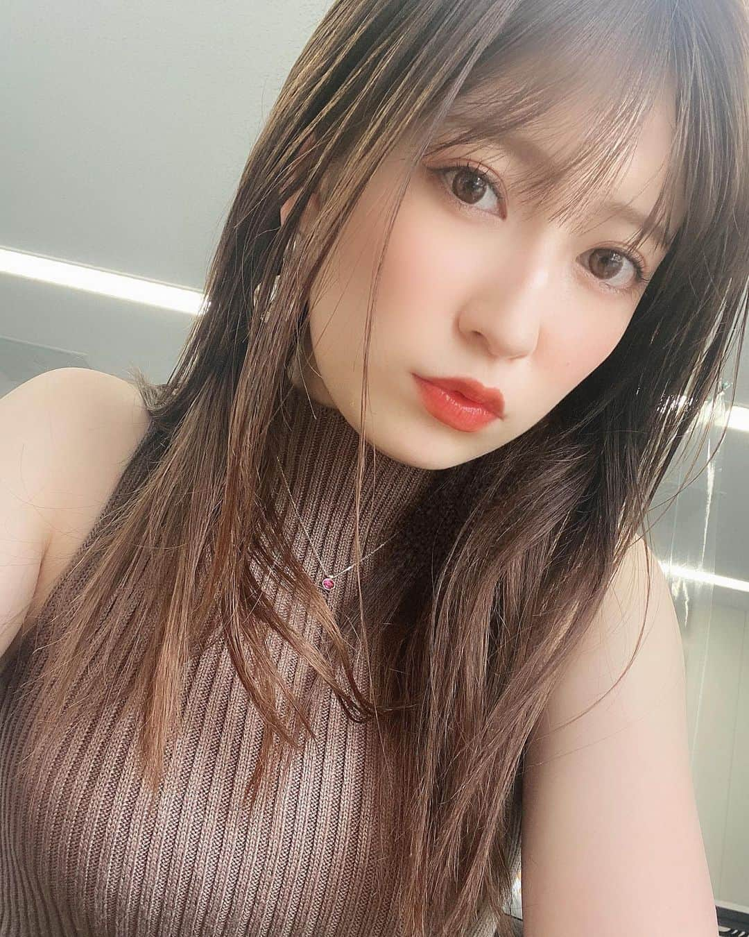 吉田朱里さんのインスタグラム写真 - (吉田朱里Instagram)「おはようございます🤍🤎 . 最近は髪に朝サッとストレートを、あててヘアオイルをすこし多めにつける。ウェットな質感のストレートヘアが好きです🤍 . では今日も一日頑張りましょう🙋‍♀️💗 お仕事行ってきまーす！」9月21日 8時34分 - _yoshida_akari