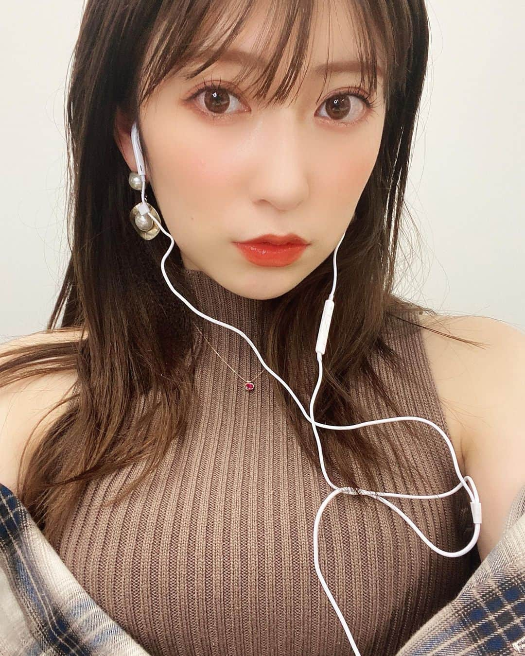 吉田朱里さんのインスタグラム写真 - (吉田朱里Instagram)「おはようございます🤍🤎 . 最近は髪に朝サッとストレートを、あててヘアオイルをすこし多めにつける。ウェットな質感のストレートヘアが好きです🤍 . では今日も一日頑張りましょう🙋‍♀️💗 お仕事行ってきまーす！」9月21日 8時34分 - _yoshida_akari