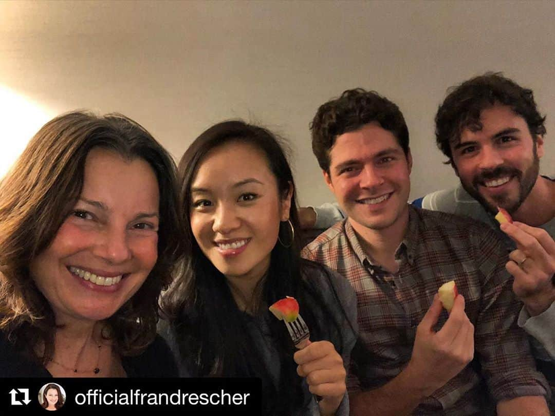 エレン・ウォンさんのインスタグラム写真 - (エレン・ウォンInstagram)「Happy Rosh Hashanah! Shana Tova to you and yours! May your year be as sweet as our apples dipped in honey. ✨🍎🍯 #Repost @officialfrandrescher  ・・・ Cast of #christmassetup  on @lifetimetv dinner party at Chez Fran’s! ❤️🙏🏽✌🏼」9月21日 8時48分 - ellewongster