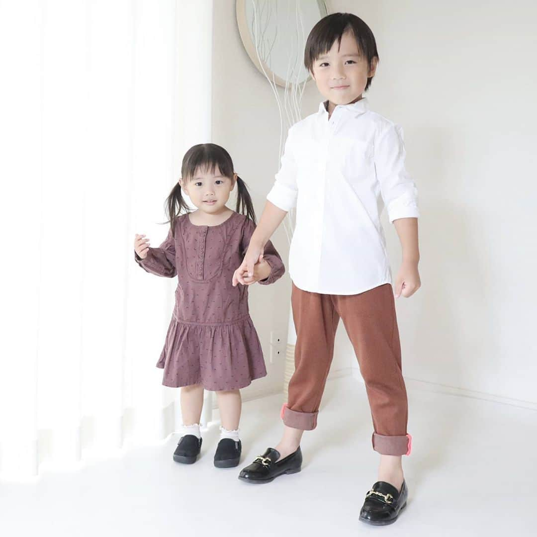 Eri Satoさんのインスタグラム写真 - (Eri SatoInstagram)「white×brown×blackリンクコーデ · 👦 tops,pants: @carryon_official shoes: @outletshoes_official 👧 one-piece: @carryon_official shoes: @24028.jp · やっと秋っぽく涼しくなってきましたねー🍂 季節の変わり目は子供たちの服を調達☺️ 息子のシャツとパンツ、娘のワンピは @carryon_official でGET✨ · キャリーオンなら可愛いブランド子供服も激安で、状態の良いものを選んで買えちゃいますよ～😋 · キャリーオンで使えるクーポンもあるのでぜひ使ってみてねー✨ 👉「invite20」 · #キャリーオン#子供服#アウトレットシューズ#outletshoes_life #fashion#ootd#outfit#code#coordinate#style#ファッション#コーディネート#コーデ#プチプラ#プチプラコーデ#シンプルコーデ#mamagirl#locari#ママファッション #partegram #l4like#カジュアル#リンクコーデ#兄妹」9月21日 8時48分 - satoeri626