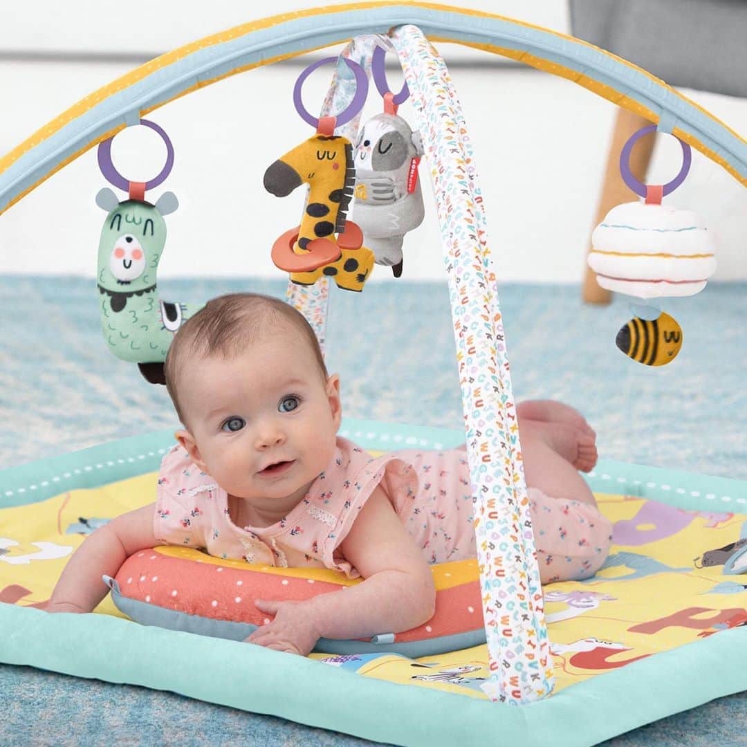 Skip Hopさんのインスタグラム写真 - (Skip HopInstagram)「Just in! 🌟 Introduce little ones to the alphabet at playtime!  Our new ultra-plush ABC & ME Activity Gym has colorful artwork that encourages object recognition, while a supportive rainbow pillow is ready for #tummytime fun! 😍  #playtime #babygym #skiphop」9月21日 8時55分 - skiphop
