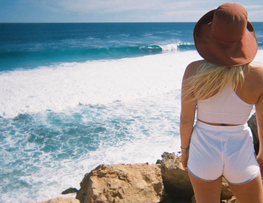 フェリシティー・パルマティアーのインスタグラム：「Surf check 🏄🏼‍♀️」