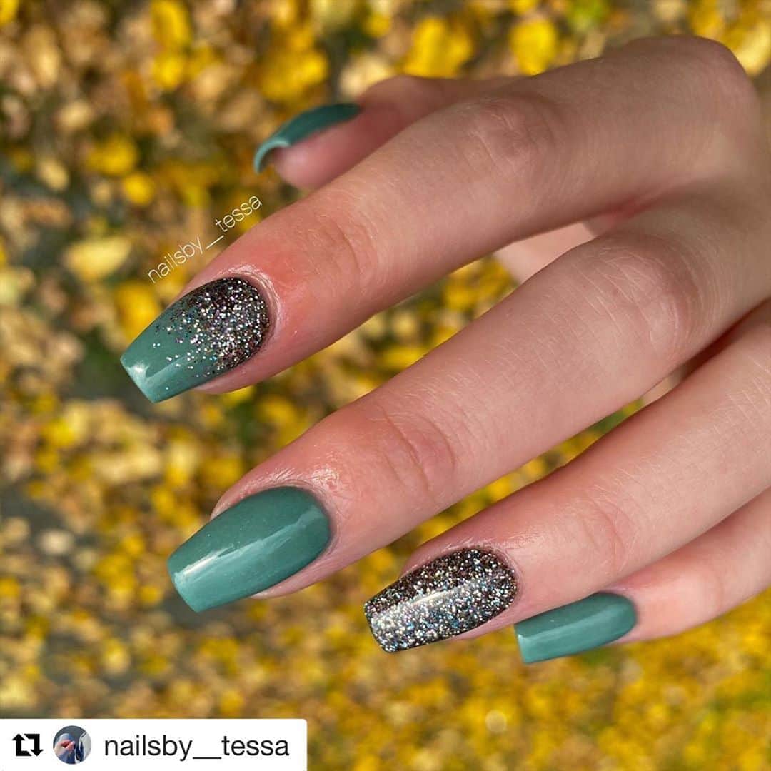 Nail Designsさんのインスタグラム写真 - (Nail DesignsInstagram)「Credit: @nailsby__tessa  ・・・ I’ll admit, i love being able to take photos with the leaves again 🙈  • COLORS @sparkle.and.co  dp.167, sb.95 • LIQUIDS  @unt.official peel base @triplevitamin base @doubledipnails activator  @sparkle.and.co 2.0 topcoat • • • #sparkleandco #nails #nailsofinstagram #nails2inspire #nailsnailsnails #nailsonfleek #nails #nailpromote #nailpro #shiningclaws #showyourclawssss #clawaddicts #acrylicnails #dippowder #nailstagram #nailsoftheday #fallnails」9月21日 9時00分 - nailartfeature
