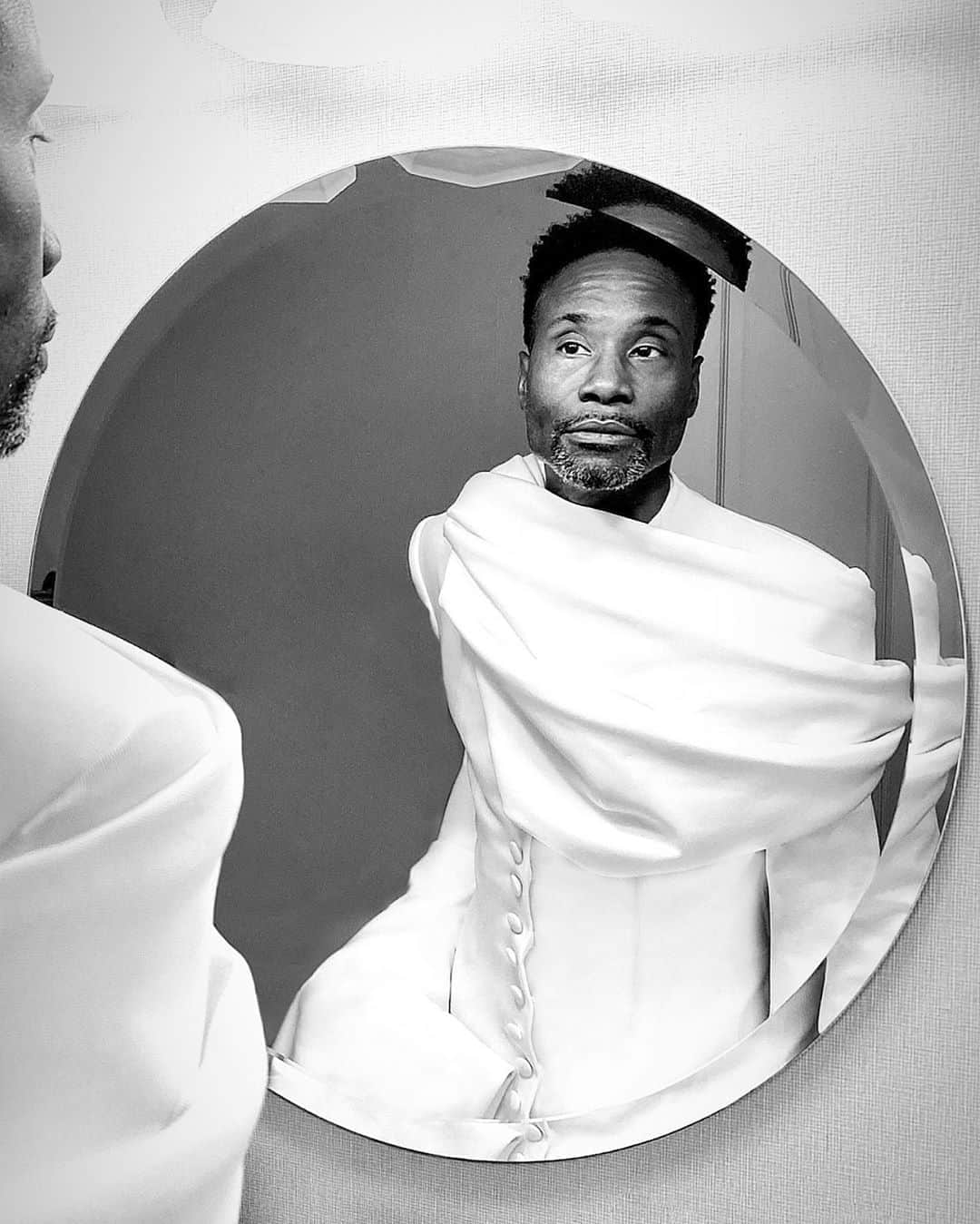 のインスタグラム：「And now for the look you’ve been waiting for... it’s actor Billy Porter (@theebillyporter), a dynamic force. He made history last year as the first openly gay Black man to win best lead actor in a drama at the Emmy Awards. This year, he’s been nominated again for his work as the character Pray Tell on the TV show “Pose.” ⁣  ⁣ “Never in a million years, as a gay Black man who came out in the 80s during the AIDS crisis, did I imagine that a show like ‘Pose’ and a character like Pray Tell could exist,” says Billy, who is known to make a statement through perspective and  style. ⁣  ⁣ “I would describe my style as free. I’ve worked a long time to find a space where I don’t care what other people think about me. That’s a real interesting and hard place to get to,” says Billy. “I’m there. I’m free.” ⁣  ⁣ Cheer on Billy and the other amazing nominees at the 72nd Annual Emmy Awards (@televisionacad). ⁣  ⁣ Photo of @theebillyporter by @luckychurch」