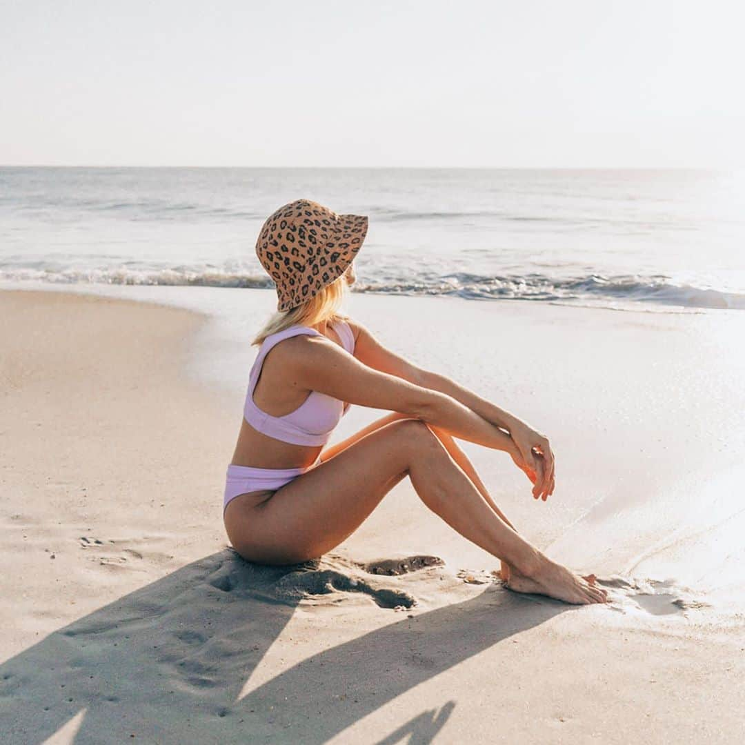 BILLABONG WOMENSさんのインスタグラム写真 - (BILLABONG WOMENSInstagram)「@meganraeoflight on the coast in our eco-friendly Sand Dunes bikini and Still Single bucket hat 💜 Shop now >> link in bio」9月21日 9時01分 - billabongwomens