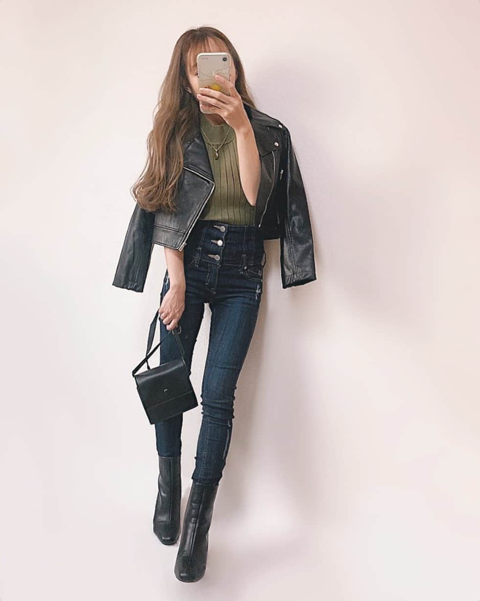 さっぴちゃんのインスタグラム：「... . ハイウエストのデニムにブーツ👢 . 必死にダイエット頑張ってるけど、流石に 脚盛れすぎてこちらがびっくりです🤣⚐𓂂 . パンプスとかサンダルは足首くりんくりん なるから低いヒールしか履かないけど ブーツは転ばないから、秋冬は久しぶりに 高いヒールが履ける日が多くて嬉しい🥺♡ . でも走れるようにフラットのブーツもあるよ✌︎𓂂 . ライダースは @cohina.official 🧸𓇬𓂂 低身長に嬉しいこの短めのサイズ感(˙˘˙) ホワイトもありました❤︎ . ワンピースとかスカートに合わせても バランス悪く見えないライダースが欲しくて まさにおちびに理想のサイズ！！！ . . ………………………………(♡)……………………………… .」