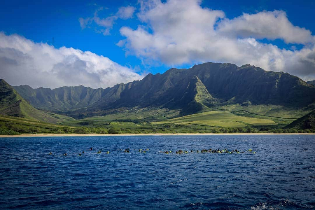 And Youさんのインスタグラム写真 - (And YouInstagram)「Nothing is more beautiful than the Hawaiian Islands coastlines.  ​. ​. ​. ​. ​. ​. ​. ​. ​. ​. ​. ​. ​. ​. ​. ​. ​. ​. ​. ​#sea #ocean #oceanviews #boattour #oahulife #snorkeling #snorkelhawaii」9月21日 9時04分 - dolphinsandyou