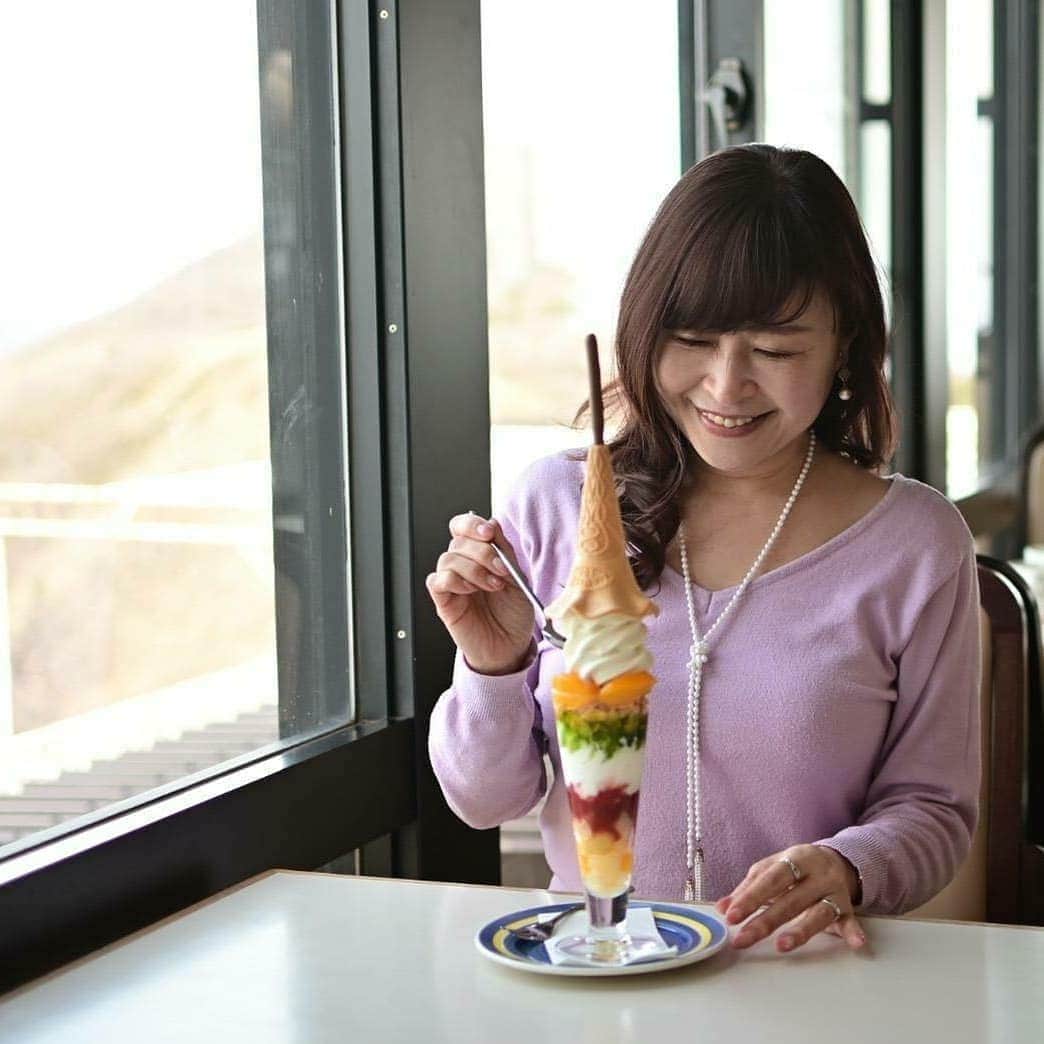 石塚かおりさんのインスタグラム写真 - (石塚かおりInstagram)「#弥彦山#展望台#ツリーパフェ  金曜日の#ゆうわく伝説#サロンdeかおり 弥彦観光索道総支配人の野地さんをお迎えしました。  その中で話題になっていたのが この#パフェ  弥彦山とスカイツリーは同じ高さなので、その名も 「ツリーパフェ」  秋の弥彦も良い！  #radiko で、まだお聴きいただけます。  （そらなびDVDブック撮影時のお写真です）  #そらなび#DVD#おでかけ#BOOK #VR#ドローン#新潟#絶景 #神社#ロープウェイ #温泉#街歩き #美味しいもの #スイーツ #スカイツリー  #パワースポット #昭和感#レトロ #BSNラジオ まんま#昭和#新潟放送 #アナウンサー #石塚かおり」9月21日 9時10分 - kaori_ishizuka413