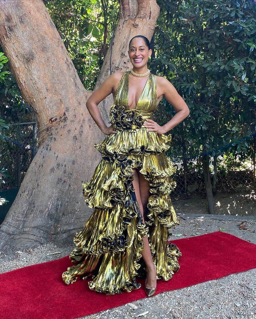ELLE Magazineさんのインスタグラム写真 - (ELLE MagazineInstagram)「#TraceeEllisRoss just SHUT DOWN the #Emmys with her at-home red carpet. 🔥🔥🔥 Click the link in bio for all the looks from the virtual ceremony. #regram @traceeellisross」9月21日 9時11分 - elleusa