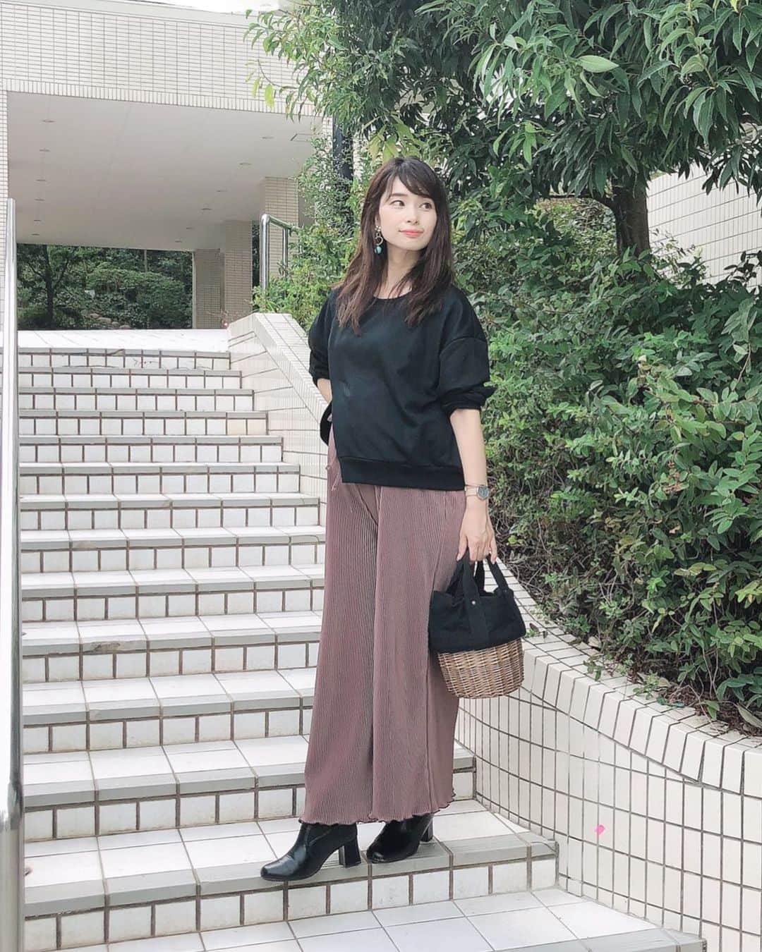 三佐和あやのインスタグラム：「おはようございます✨朝はひんやりしてきましたね〜 今日は第二弾 赤ちゃん用品の買い出しに行くよ🍁﻿ ﻿ pullover ... @s.mystyle_official  wide pants ... @asknowaspinky  Accessories ﻿ .. @karmas_galleryandshop ﻿ ... @eclisia_official ﻿ ﻿ Watch ... @mavenjapan  boots ... @dianashoespress  +*————————*+﻿ ﻿ #pr  #秋コーデ #いつコ#シンプルコーデ #大人カジュアル #おとなかわいい #きれいめカジュアル #大人女子 #ママ#ママコーデ #マタママ #ぷんにー #ファッション #お洒落 #fashion #ootd #モノトーンコーデ #アラサー #30代コーデ ﻿ +*————————*+﻿ ﻿ ※ こちらの投稿を見て頂いた人限定で﻿  @s.mystyle_official 購入時に初回限定で全商品10%オフになるインスタ限定クーポンがあるよ♪﻿ ﻿ → @s.mystyle_official のShopをCheck！﻿ https://smystyle.official.ec/﻿ ﻿ クーポンコード「Smystyle2020」を入力するだけ♪ 秋物getしてね✨﻿」