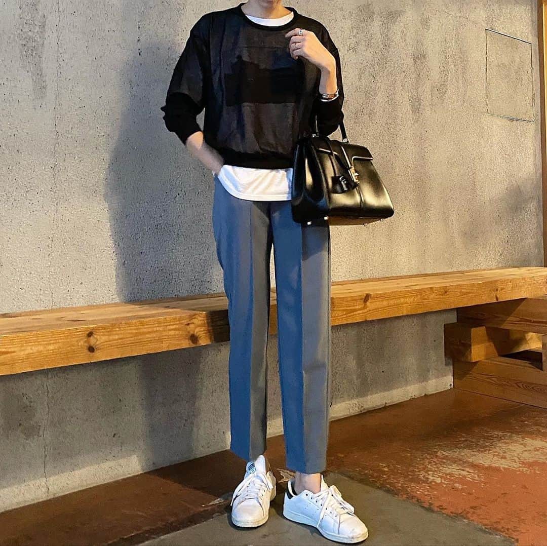 美生のインスタグラム：「#blue×black﻿ ﻿ ﻿ 今週発売のこのパンツが﻿ ほんまにおすすめ✍️﻿ ﻿ ぬくぬくで形めちゃ綺麗で﻿ 絶妙なカラーが揃ってます！﻿ ※webにてご覧いただけます﻿ ﻿ ﻿ わたし的今月イチオシの﻿ ボトムスです！﻿ ﻿ ﻿ 大のお気に入りトップスに﻿ 合わせてみた🖤﻿ ﻿ ﻿ 今日も遊ぶぞー👧🏻🧒🏻﻿ ﻿ ﻿」