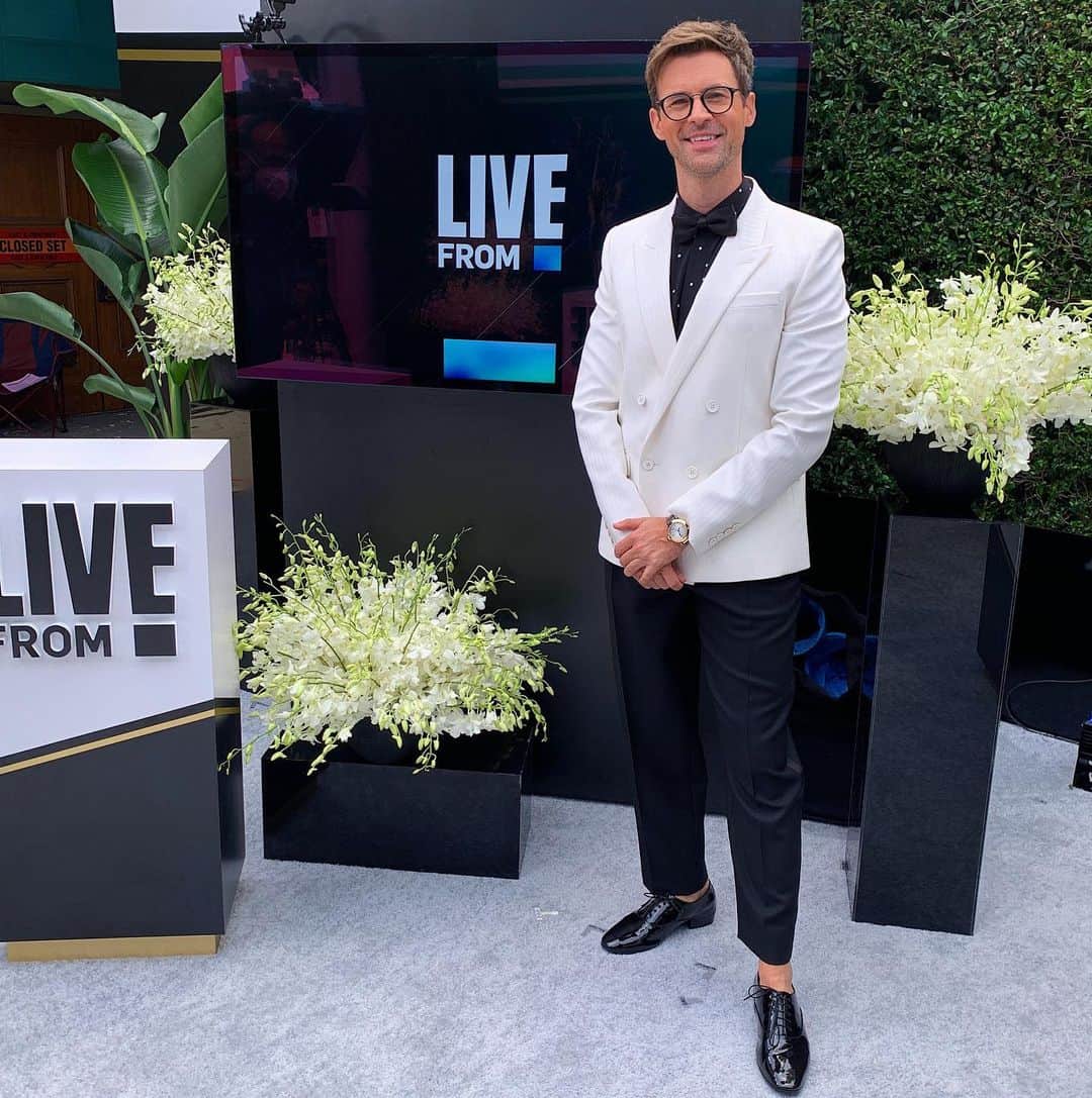 ブラッド・ゴレスキーのインスタグラム：「Always happy to step in and help out! Thank you @ysl for this head to toe look & @cartier for the watch! Wishing @giulianarancic & @msvfox a speedy recovery. Thank you to all of you for watching! #eredcarpet」