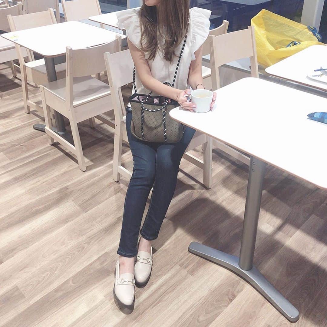 菊池かなこのインスタグラム：「. トラッドなデザインの 低めヒールのローファー👞🇬🇧 👠 @vivian_collection_official . . ୨୧┈┈┈┈┈┈┈┈┈┈┈┈┈┈┈┈┈୨୧ #fashion#ファッション#code#今日のコーデ #viviancollection #vivian公式アンバサダー #vivianコーデ#2020aw#zozotown #ゾゾタウン #秋靴#秋ファッション#ローファー#ローファーコーデ #プチプラコーデ #プチプラファッション #プチプラ高見えコーデ #今日の靴 #靴好きな人と繋がりたい #足元倶楽部 #スキニーデニム#スキニーパンツ#スキニーコーデ」