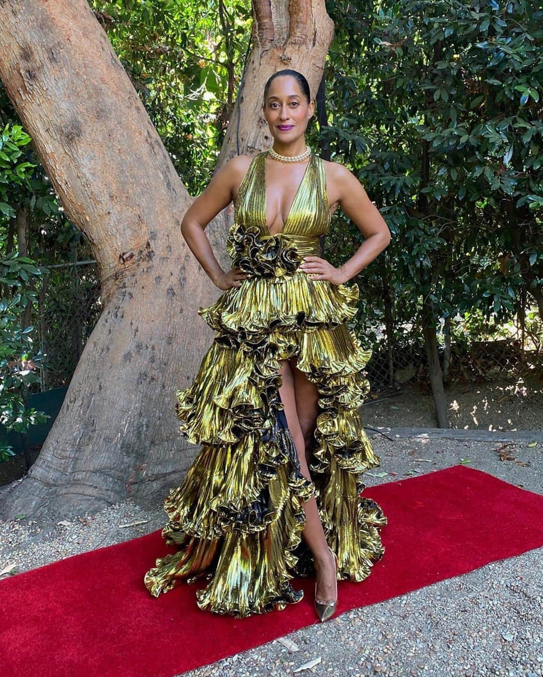 WHO WHAT WEARさんのインスタグラム写真 - (WHO WHAT WEARInstagram)「Tracee had her own red carpet, as she should. 👑✨ #Emmys photo: @traceeellisross」9月21日 9時20分 - whowhatwear