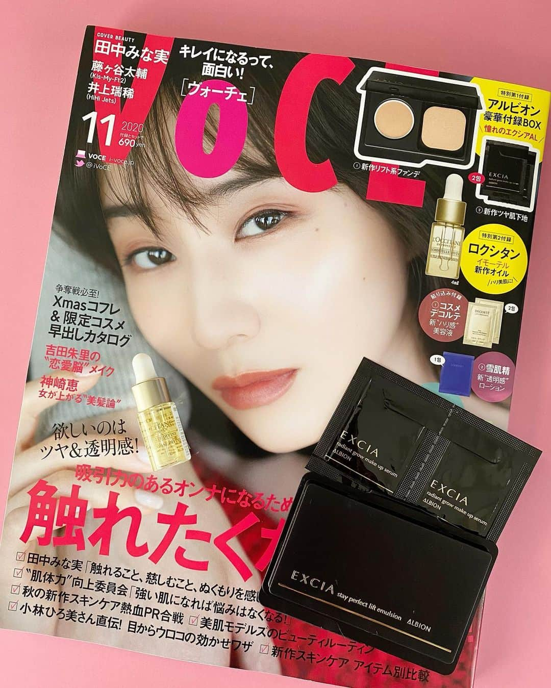 美夢ひまりさんのインスタグラム写真 - (美夢ひまりInstagram)「@vocemagazine 11月号💄﻿ 表紙の田中みな実さんがつけてるリップ、すごく気になる❤️❤️﻿ ﻿ 今月号の豪華付録は…﻿ ﻿ ①エクシア AL ステイパーフェクト リフトエマルジョン NA201 1.0g SPF30/PA+++﻿ ②エクシア AL ラディアントグロウ メイクアップセラム 0.3g×2包 SPF30/PA+++﻿ ③ロクシタン　イモーテル ディヴァインインテンシヴオイル 4ml﻿ ﻿ 憧れブランドアルビオンのエクシアALラインから #リフトエマルジョンファンデ ✨﻿ すごくのびが良いし、﻿ 驚きの密着感と美膜効果で肌にハリ感が…❗️﻿ そして保湿感があるのに崩れない。すごすぎる…👏﻿ 程よくトーンアップしてくれるベースとのセット使いが最強✊﻿ (今月も現品買いを検討中です…🙈)﻿ ﻿ #イモーテルディヴァインインテンシヴオイル はシリーズ最高濃度の濃密なオイルで、こちらも肌にぎゅっとハリ感が…😇﻿ ﻿ どちらも気軽に買えるものじゃないけど、﻿ 買って損はなさそう…(*>ω<*)‼️﻿ ﻿ 【11月号のラインナップ】﻿ 田中みな実「触れること、慈しむこと、ぬくもりを感じること」﻿ “肌体力”向上委員会「強い肌になれば悩みはなくなる！」﻿ 秋の新作スキンケア熱血PR合戦﻿ 美肌モデルズのビューティルーティン﻿ 新作スキンケア アイテム別比較﻿ 神コンシーラーで美肌ワザ！﻿ 本命シートマスク ガチ比較!﻿ 大人に似合う赤みアイメイク﻿ ﻿ #キスマイ 連載は藤ヶ谷太輔さん❗️﻿ 待っていた方も多いのでは♡﻿ ﻿ #vocemagazine#vocest#voce#voce11月号#アルビオン#エクシア#ロクシタン#豪華付録#付録#秋冬コスメ#クリスマスコフレ#コスメ好き#コスメ好きさんと繋がりたい#美容好き#美容好きな人と繋がりたい#ママコスメ#男の子ママ#双子ママ#3児ママ﻿」9月21日 9時22分 - himari_miyume