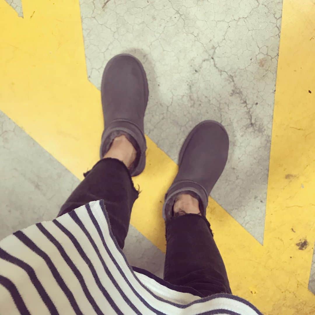 のインスタグラム：「🆕UGG👟 ウルトラミニ派  今季は着脱が簡単にできるようにアップデートされていて確かに履きやすい！！ そして軽い！ 冬はもっぱらUGG！ @uggjapan」