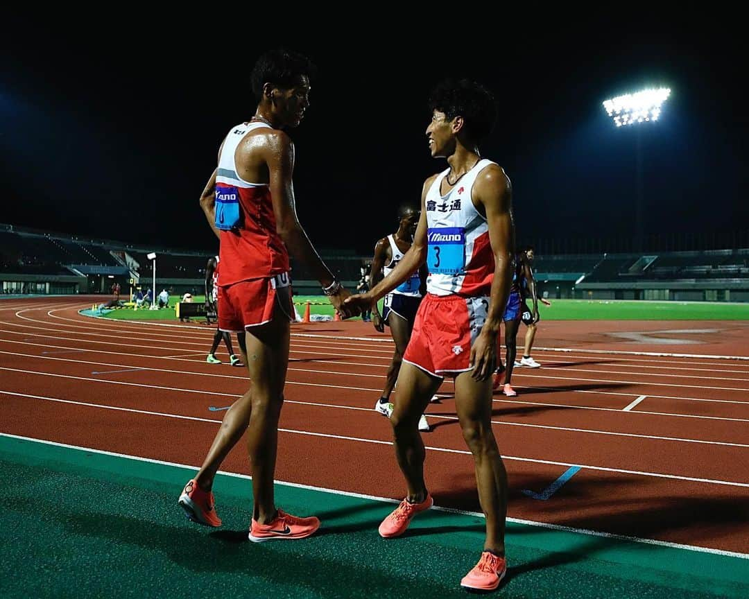 坂東悠汰のインスタグラム：「. 全日本実業団 5000m 4位(日本人トップ) この写真好き😊 2人揃って自己ベストと大会新記録。 まだまだ頑張ろう！ . . #富士通 #全日本実業団 #5000m #俺黒いな笑 📸 @ekiden_news さん」