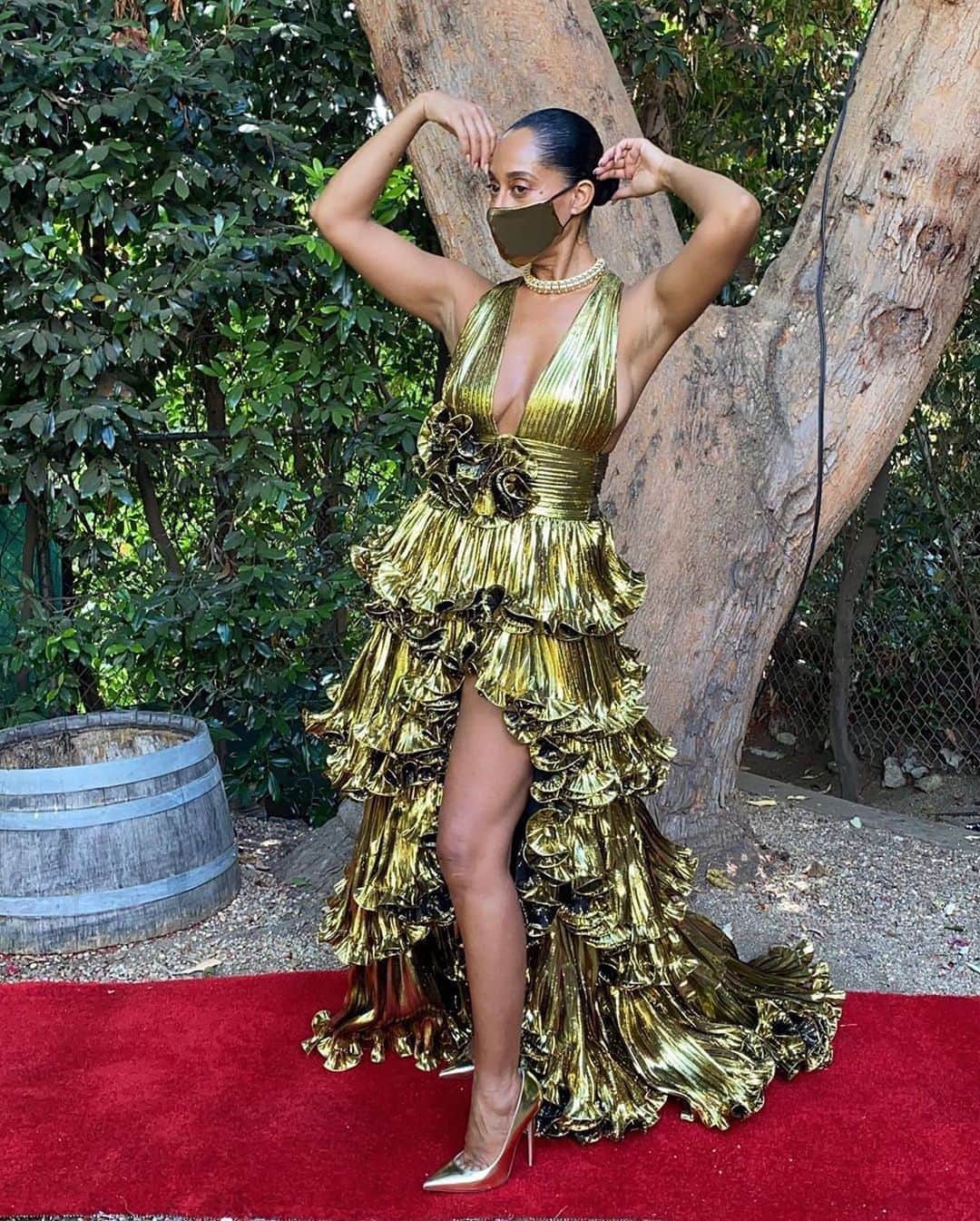Cosmopolitanさんのインスタグラム写真 - (CosmopolitanInstagram)「Because you’re never fully dressed without a...😷! #wearadamnmask  #Emmys #rg @traceeellisross」9月21日 9時24分 - cosmopolitan