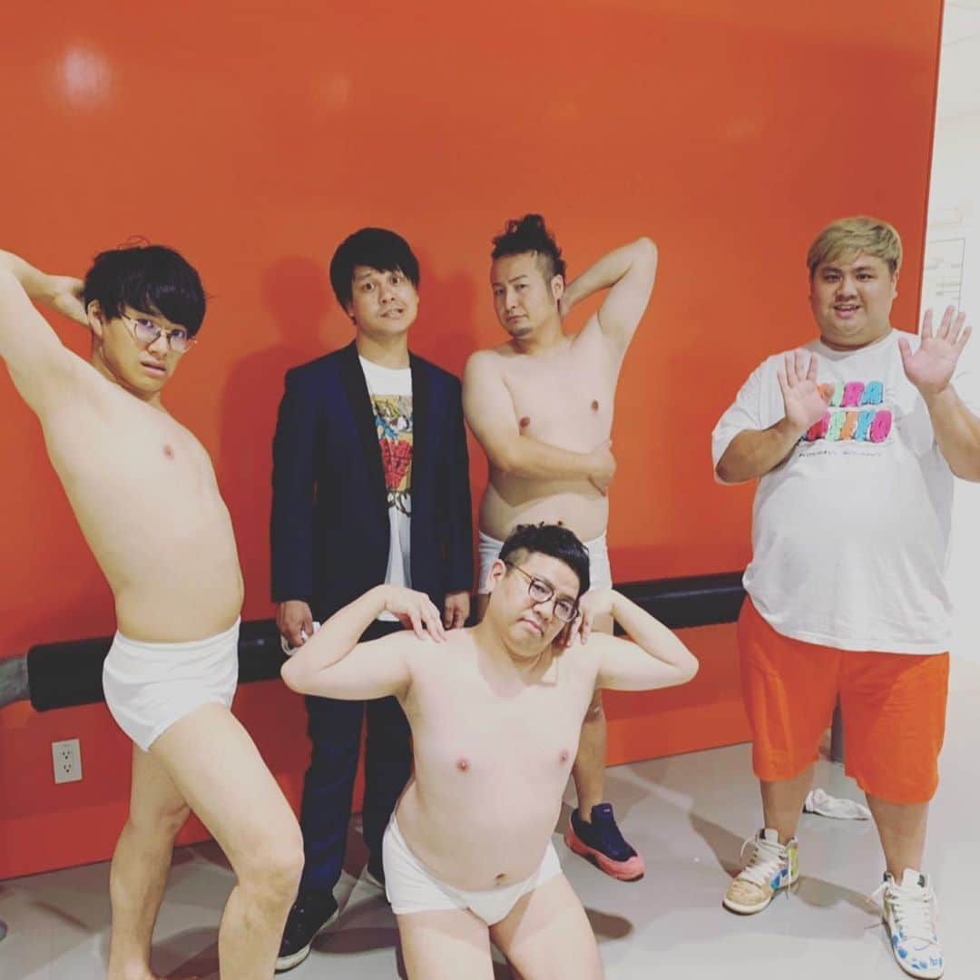 石山大輔さんのインスタグラム写真 - (石山大輔Instagram)「一気にTVが昭和感に戻りました！！  令和にこんなくだらないゲームを嵐さんと出来たことが嬉しかったです。  ダブルアートありがとうー！　同期で、そしてプラチナ5で毎度やってそうなやばいゲームをTVで映せてよかったね。　こんな映像が増えていくようにみんなで頑張ってければいいな。  そして、この企画浮かんで1番頑張ったのに1番TVに映る時間が少なかったタグ（笑）  タグは優しさと狂気の合間をずっとウロウロとしているけれど、  彼の狂気でこのチャンスをもぎ取り、優しさで僕にチャンスを与えてくれました。ありがとう。  評判も上々みたい。　是非、みんなも『ブラックホールインワン』やってみてね！　ダブルアートのYouTubeで観れるよ！  あれからTシャツが乳首に擦れただけでも痛いよ。　勲章だよ。　ありがタオル。  #石山タオル #改めてのデビューがこれやった #ブラックホールインワン #ミキ #ダブルアート #ちゃんと全員がオジサン #プラチナ5 #同期 #NSC30期 #芸人」9月21日 9時27分 - daisukecccc