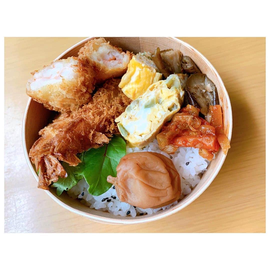 李ヒャンさんのインスタグラム写真 - (李ヒャンInstagram)「曲げわっぱのご質問いただくので私のお弁当箱ストックをご紹介。 左の２段式は台湾で。 真ん中と下のは旅先のお土産屋さんで。 右は確かLOFTで。 3種類の曲げわっぱを使ってみて丸型が一番使いやすいなと個人的には思います。 お弁当の盛り付けがとっても苦手、、。 でも、その盛り付けが一番しやすい気がします。 ２段式は量がちょっとわんぱくすぎちゃうw サンドウィッチ用に買った籠弁当もとっても気に入ってます。 どこで買ったかよく聞かれますが、昨日行った合羽橋にもリーズナブルに曲げわっぱたくさんうっていたし、最近はネットでも色んな物買えちゃう便利な時代です。 毎日お弁当生活は無理だけど、時間に余裕がありそうな日はなるだけお弁当にしたい気持ちだけはある😙 #お弁当 #お弁当箱 #まげわっぱ弁当」9月21日 9時29分 - 73hyang