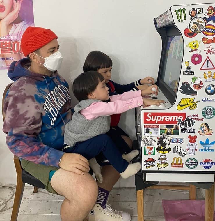 サム・ハミントンのインスタグラム：「아빠의 행복. 인간 의자 되더라도!  Happiest being a father. Even if I am a human chair!」