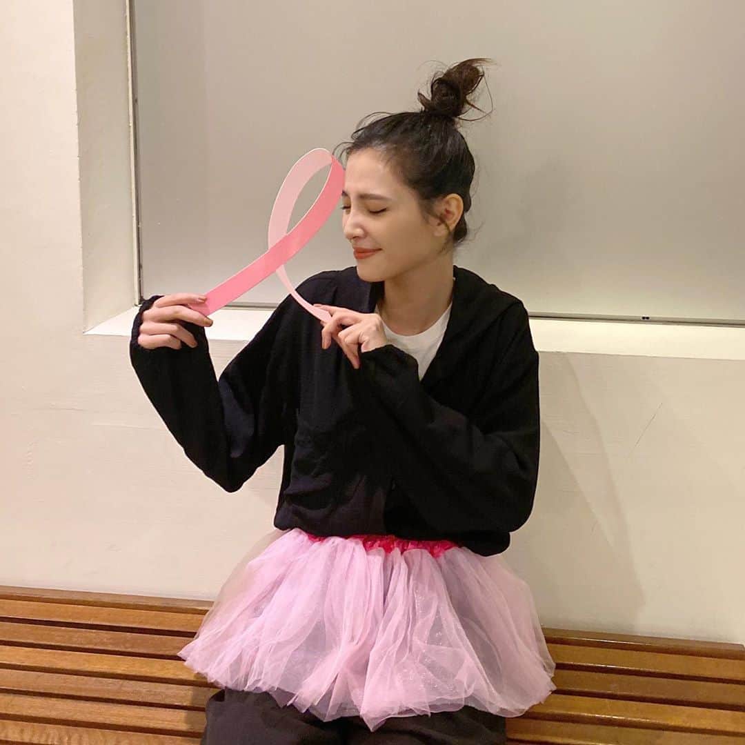 吳子霏（Ellen Wu）のインスタグラム：「﻿ 一年一度的美麗佳人關懷全球女性健康路跑準備開始囉！﻿ ﻿ 10/24邀請大家一起穿上粉紅澎裙別上粉紅絲帶，團結你我終結乳癌，為愛齊跑！ ﻿  ﻿ 日期∣2020/10/24 (六) 中午12:00-19:30 ﻿ 地點∣淡水漁人碼頭 (近福容大飯店) ﻿  ﻿ ※立即報名→https://bit.ly/2FcrkJQ﻿ ※最新消息一手掌握→https://bit.ly/2CGIca4 ﻿  ﻿ #裙襬澎澎RUN #pinkrun #ThinkPinkRunChic #粉紅絲帶 #團結你我終結乳癌 #TimeToEndBreastCancer」