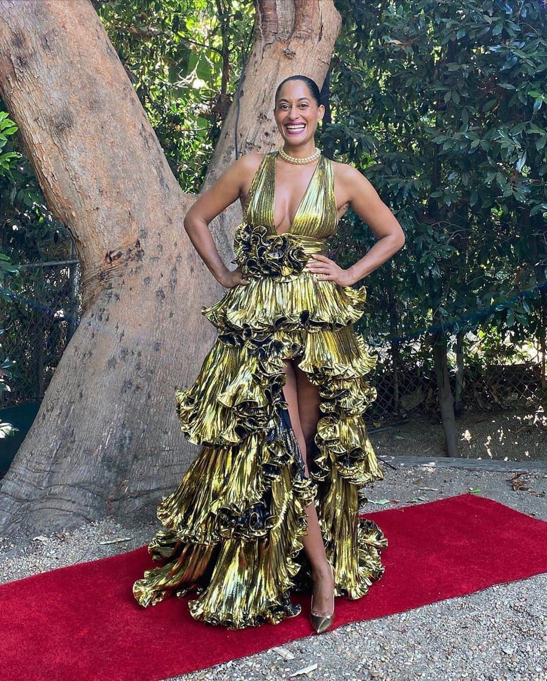 Harper's BAZAARさんのインスタグラム写真 - (Harper's BAZAARInstagram)「Live from #TraceeEllisRoss’ backyard, it’s the #Emmys red carpet! See all of the best looks from tonight’s virtual ceremony at the link in our bio.」9月21日 9時41分 - harpersbazaarus