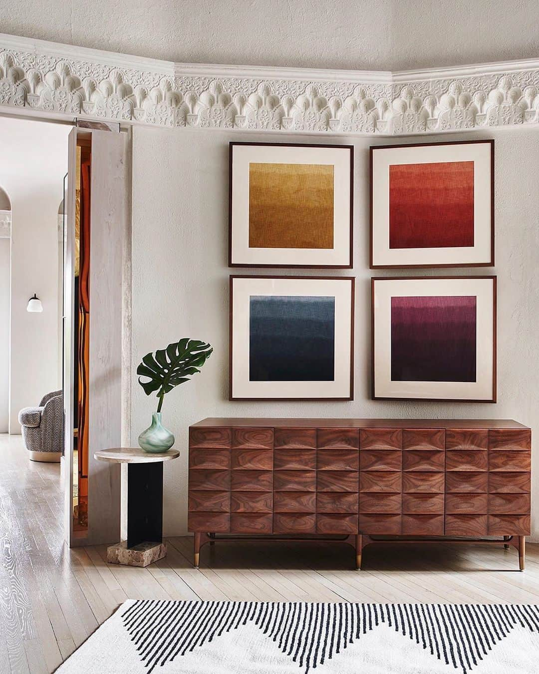 Anthropologieさんのインスタグラム写真 - (AnthropologieInstagram)「Look closely: The ombré waves in our Overshadow Wall Art are crafted from woven linen 🌾 Choose your favorite hue or arrange a gallery wall like so! Follow @Anthroliving for more #Anthroliving inspo.」9月21日 9時45分 - anthropologie