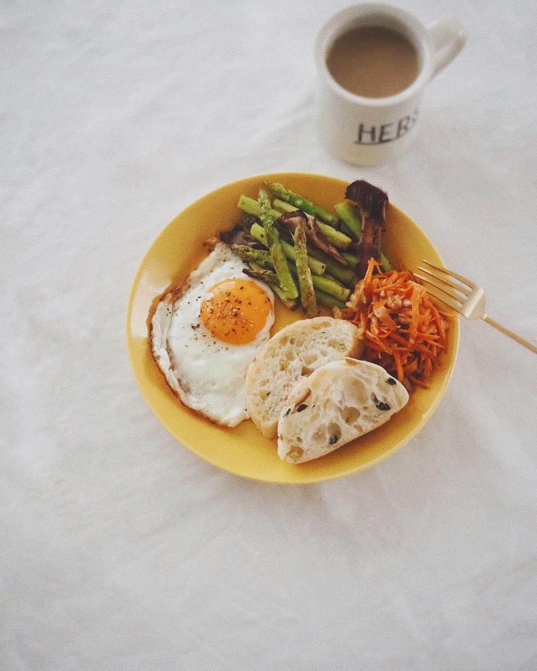 猪鼻ちひろのインスタグラム：「☕️🍳🍞 敬老の日 おはようございます。 頭の中が渦巻いてるのか、眠りの質が低下中。 お香焚いたり運動したりしてみようっと！ 朝はサッとワンプレート。 アスパラは舞茸と一緒に焼いて、バター醤油に黒胡椒。 目玉焼きもお醤油派です😚 なんだか淹れたてコーヒーがあるだけで 朝の時間が心豊か〜だよ 最近は甘いものと一緒にだったら ブラックでも飲めるようになってきた！ けどやっぱりカフェラテが好き♡ #ちひろのごはん #ちひろkitchen #敬老の日 #アスパラが腐りそうだった🙀笑 #朝ごはん」