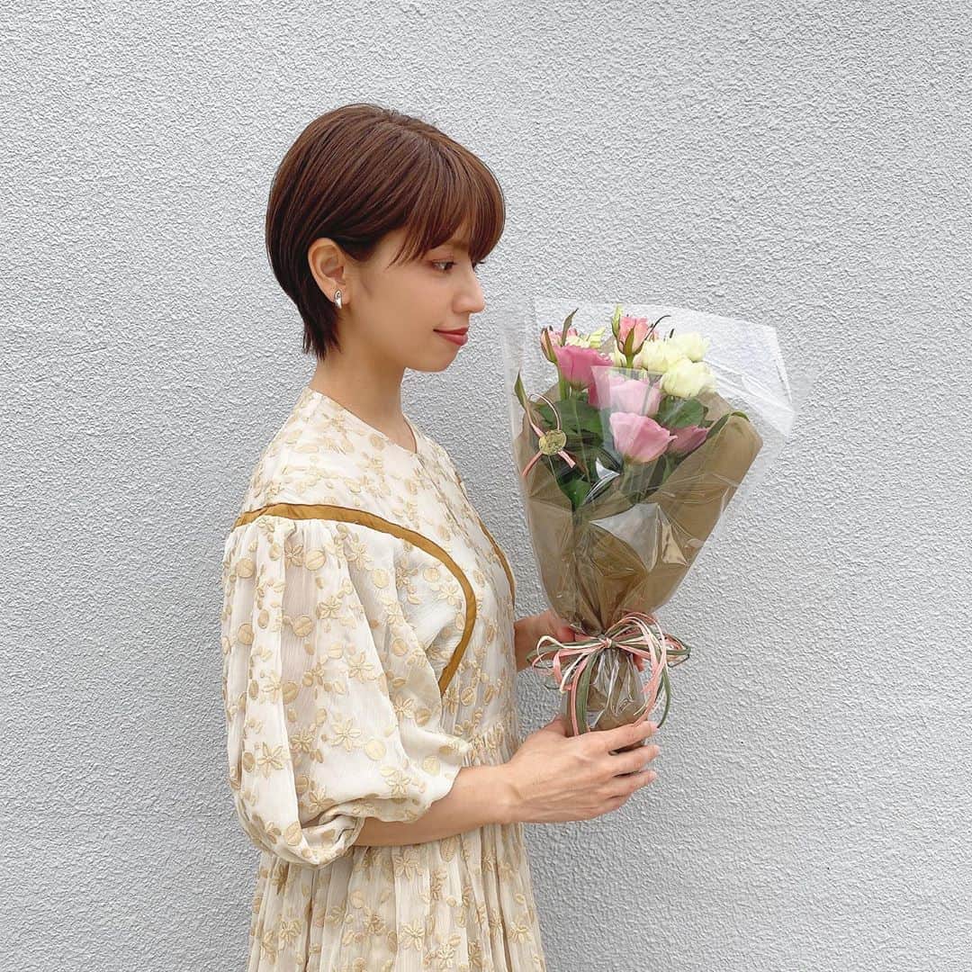 のインスタグラム：「． 今日は誕生日です🎂 お母さんから花束のプレゼントを不意に貰ったのが凄く嬉しかった🥺💐 ． 透け感が最高のcolorは @release_uratoshi がしてくれました🐿🍂いつもザックリした私のオーダーを汲み取ってくれてありがとうございますʕ•ᴥ•ʔ 笑 ． #release #心斎橋美容室 #誕生日 #お母さんありがとう」