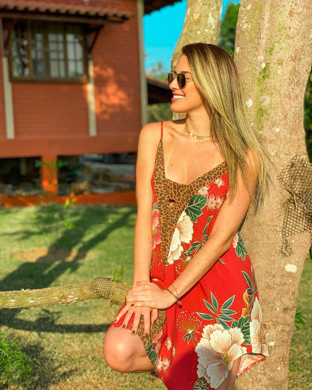 ナターリア・ガウジオのインスタグラム：「Registros de um sábado maravilhoso e de muita paz na roça!! 🙏🏻✨🥰🍃🌳🌸❤️ #peace #farm #sunnyday #happiness #relax #nature #freedom #flowers #grateful」