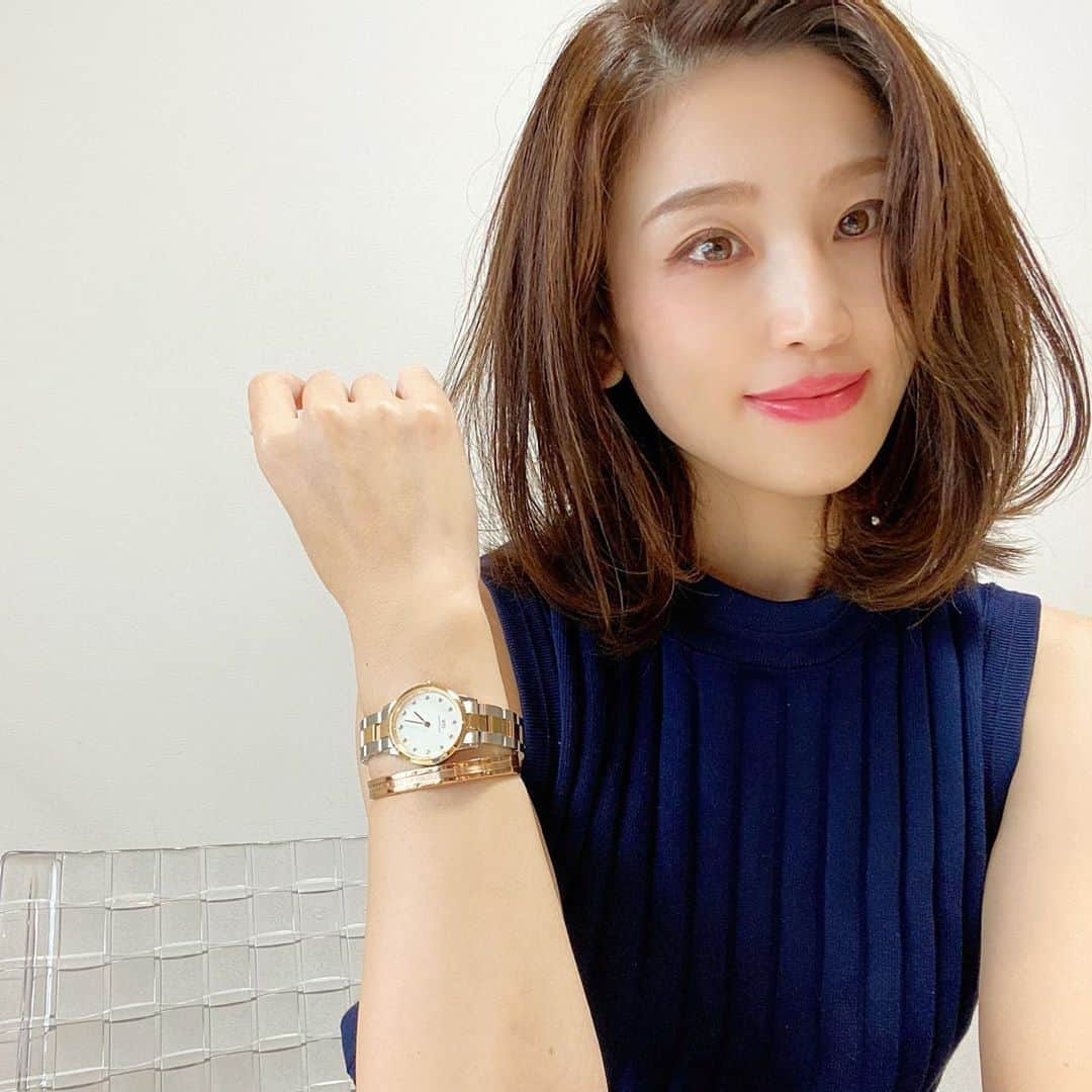 のインスタグラム：「@danielwellington の#腕時計 を新調しました😌 仕事、家事中は腕時計やアクセ付けないのだけど、 久々お迎えの時につけて行ったら、 朝からアクセして綺麗にして偉い✨✨って褒められ、このアイテムだけで盛れるなら普段使いにありだなぁって思いました😆 やっぱりアクセは気分も上がるしね💕  こちら、#danielwellington の15%offの#クーポンコード あるので記載しときますね🥰 ➡︎asuka9 ・ ・ #リモートワーク#ダニエルウェリントン #アクセサリー #ブレスレット #watch」