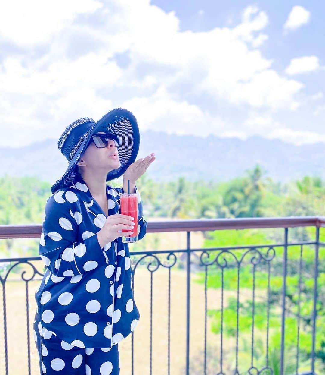 Syahriniさんのインスタグラム写真 - (SyahriniInstagram)「• Rise And Shine, Hugs And Kisses From Borobudur !  ______________𝓢𝓨𝓡_______________  #PrincesSyahrini #Borobudur #IWokeUpLikeThis」9月21日 9時49分 - princessyahrini