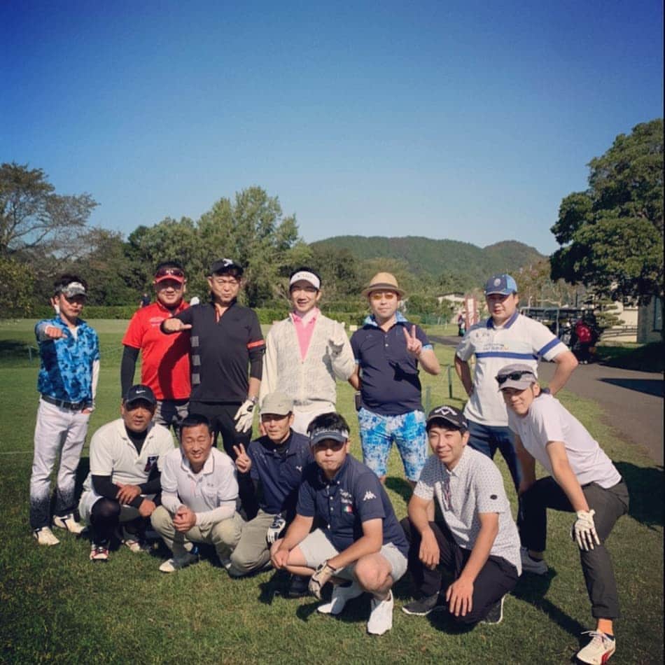 松本隆博のインスタグラム：「。 男だらけのゴルフ会 (^○^) 酒が抜けてない(¯―¯٥) 目標は！……怪我しない事 (˙◁˙) ～人生遊歩道～」
