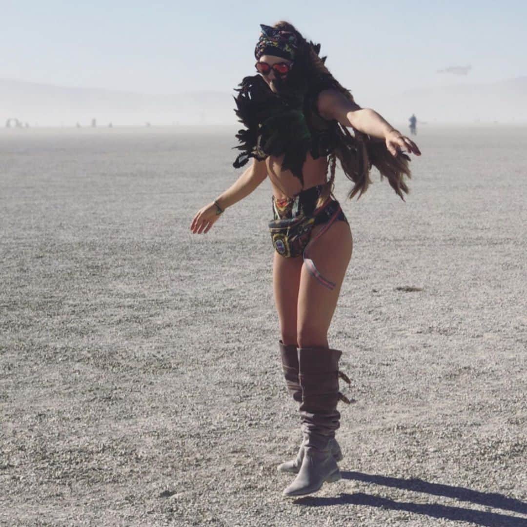 アシュリー・ハートのインスタグラム：「Iv always known dancing feels good and somehow comes easily, like it’s a language our bodies all know and speak. Yet I never knew, done as a regular practice with intention and guidance, that it could be one of the most powerful, clarifying and soul-connecting modalities of our lives. Ive found it to be the most Incredible way to connect with my Trustiest Nature and know how to be in relationship with others and the world around me. Therefore, bringing more fulfillment to all that I do and simple am. My teacher and dear friend @therealkateshela and her partner in greatnesses @the360.amberryan are hosting an online womans retreat for @the360emergence next month, it excites me this can be so readily available to everyone. If its something that resonates or sparks interest, please press the link in bio @the360emergence for more info and come with us on this magical ride..  #danceislife #danceyourwayhome #embodimentpractice #nonlinearmovement #estaticdance #fiverythmsdance #360movement」